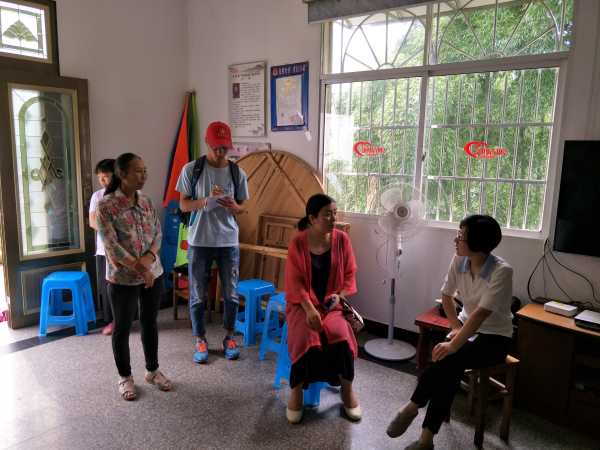 1499327285142392.jpg 与书记交流.jpg