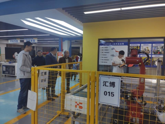1654739465101641.jpg 到企业考察交流.jpg