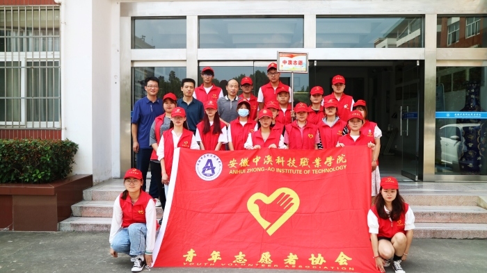 1631515172477222.jpg 学院领导指导工作.jpg