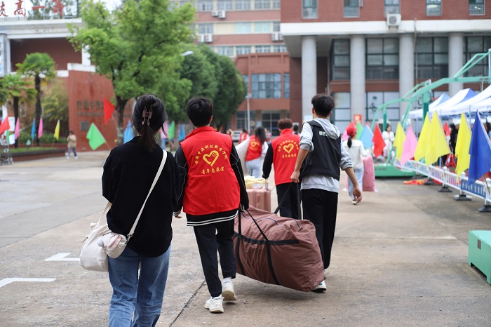 1695607525901386.jpg 庐阳校区志愿者热情服务新生2.JPG