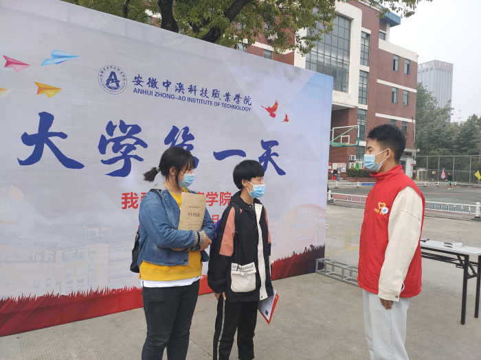 1603089262473435.jpg 学生采访.jpg