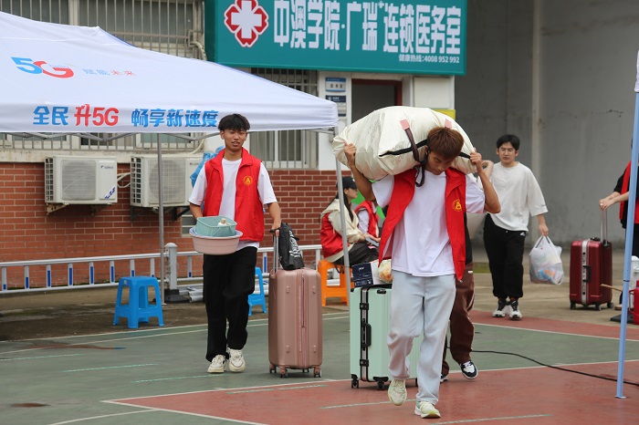 1695607557220710.jpg 庐阳校区志愿者热情服务新生.JPG