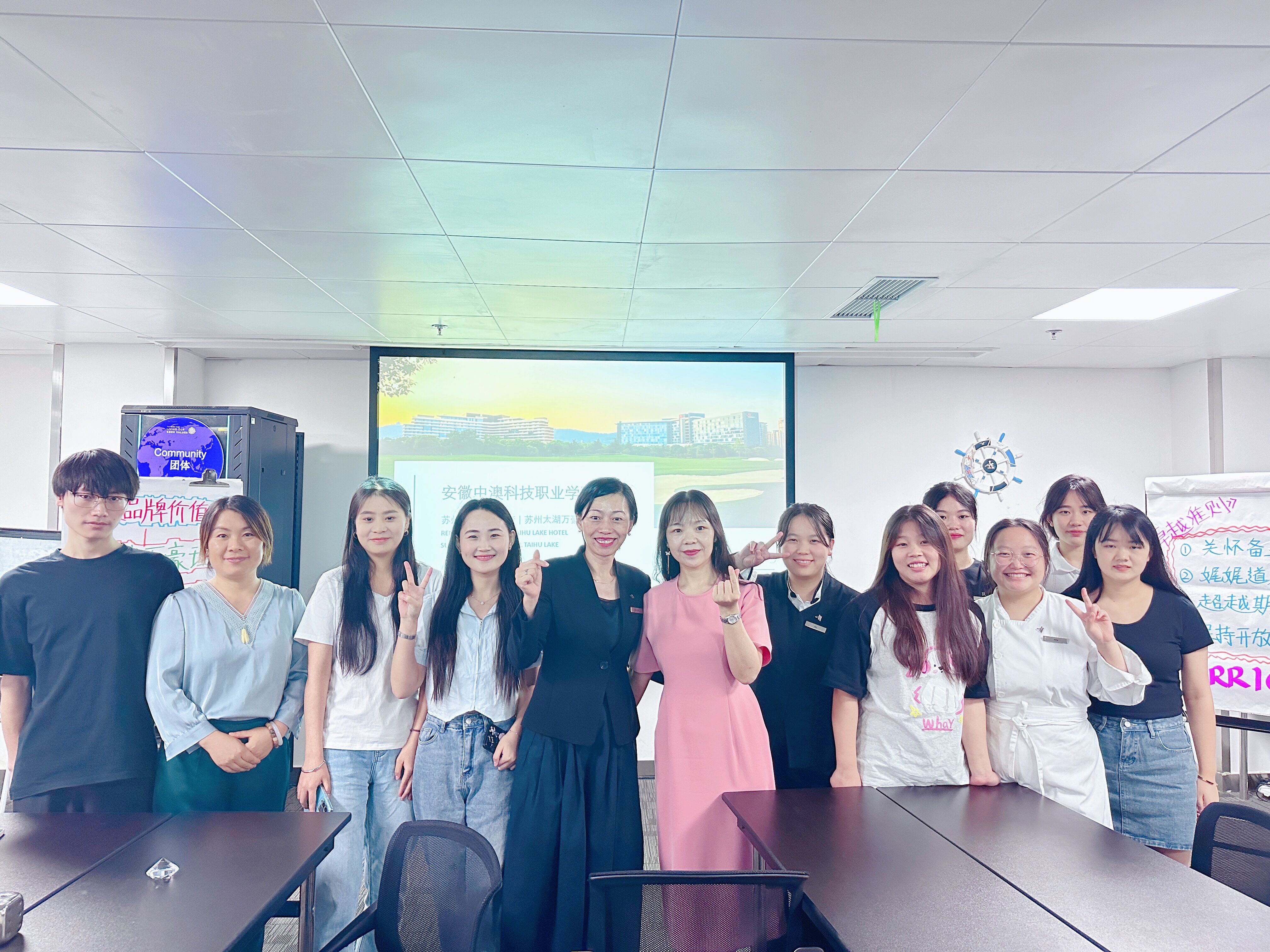 1695892467123587.jpg 看望实习生2.jpg