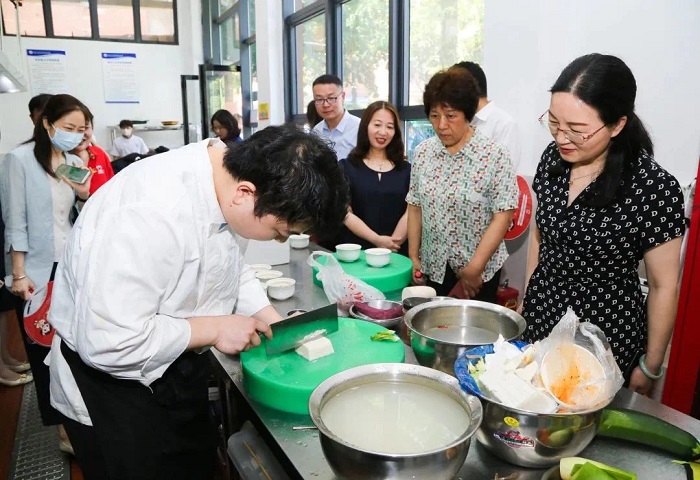 1686015105148846.jpg 参观烹饪实训室.JPG