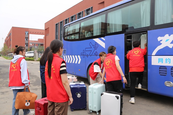 1695607443870705.jpg 新桥校区志愿者热情服务新生(1).jpg