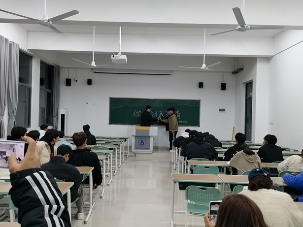 【特色晚自习】23级城轨3班组织开展“你比划我来猜”团体趣味活动新闻稿新闻稿照片1.jpg