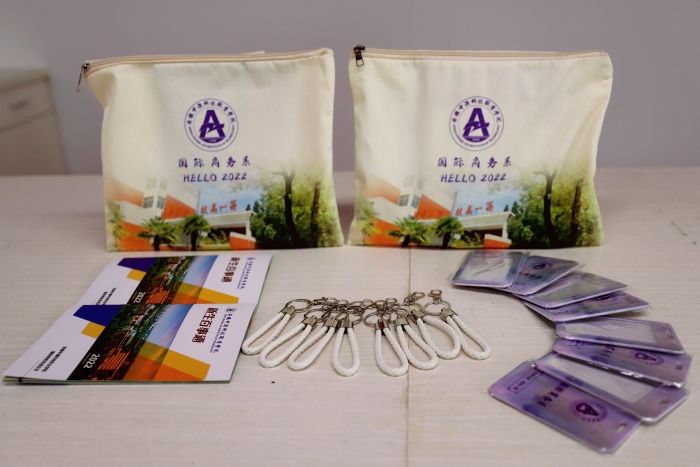 1664173455128140.jpg 1开学礼包合影图.JPG